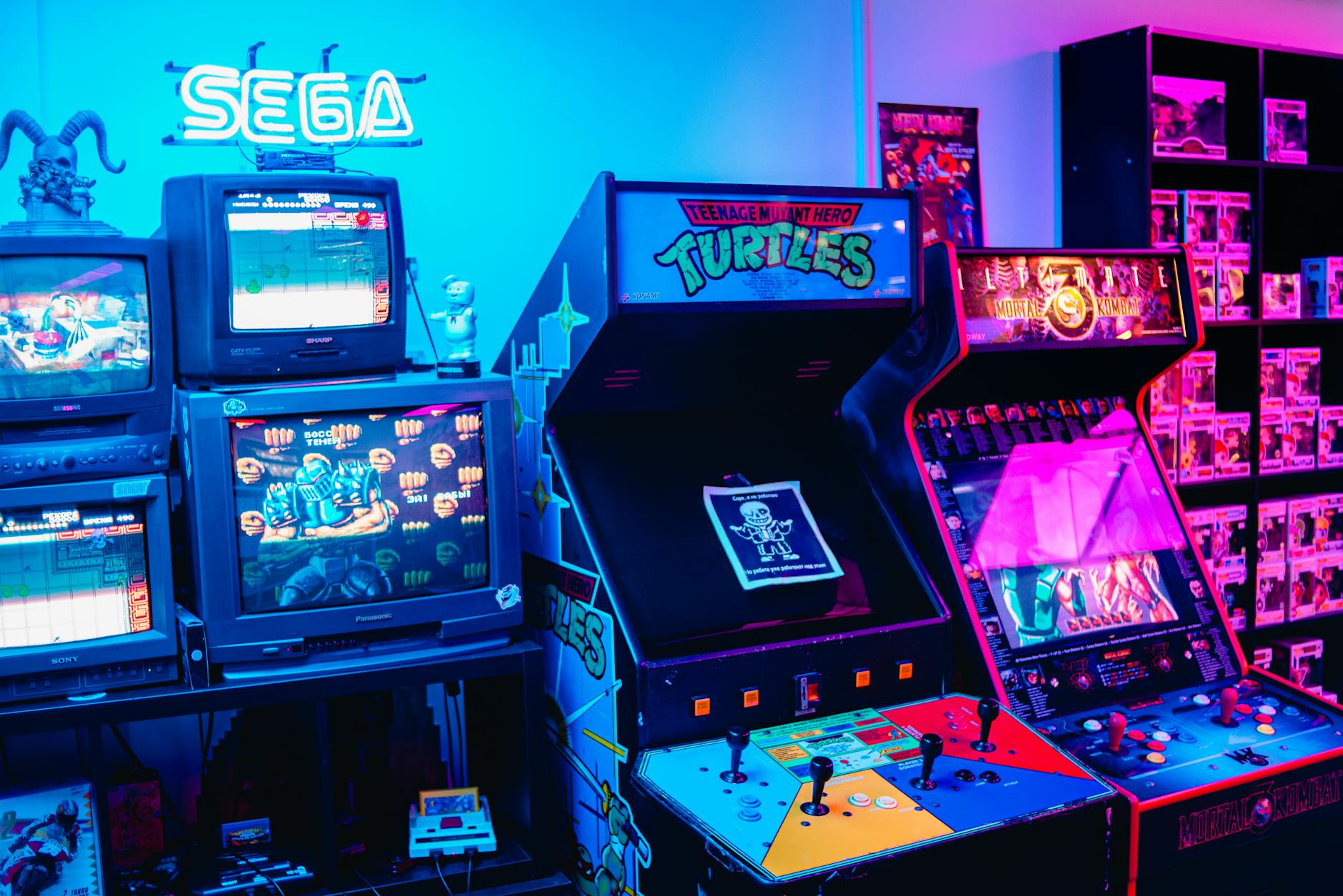 Kolorowa sala retro z automatami arcade i neonowymi światłami