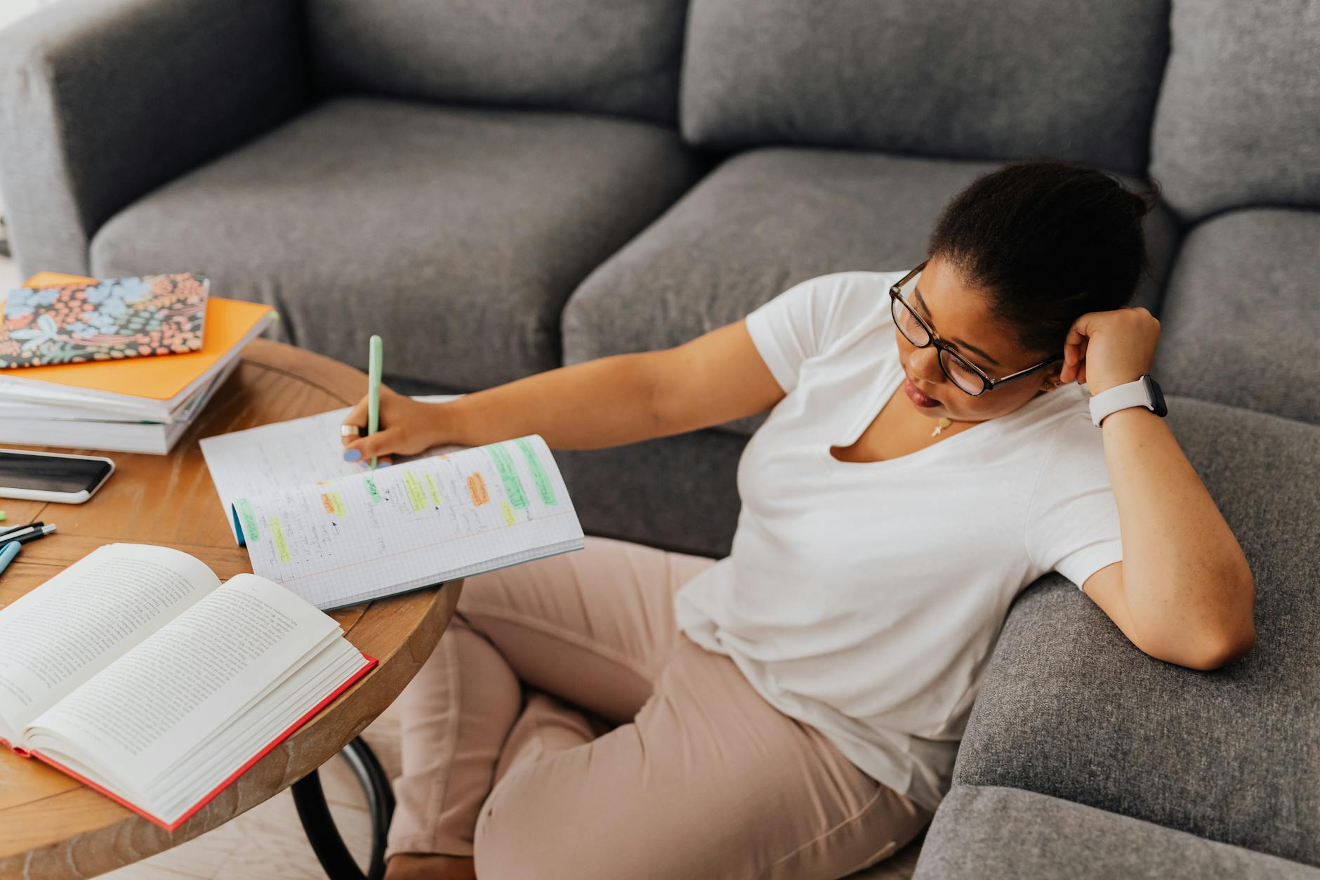 Zmęczona młoda kobieta uczy się w domu do egzaminu językowego