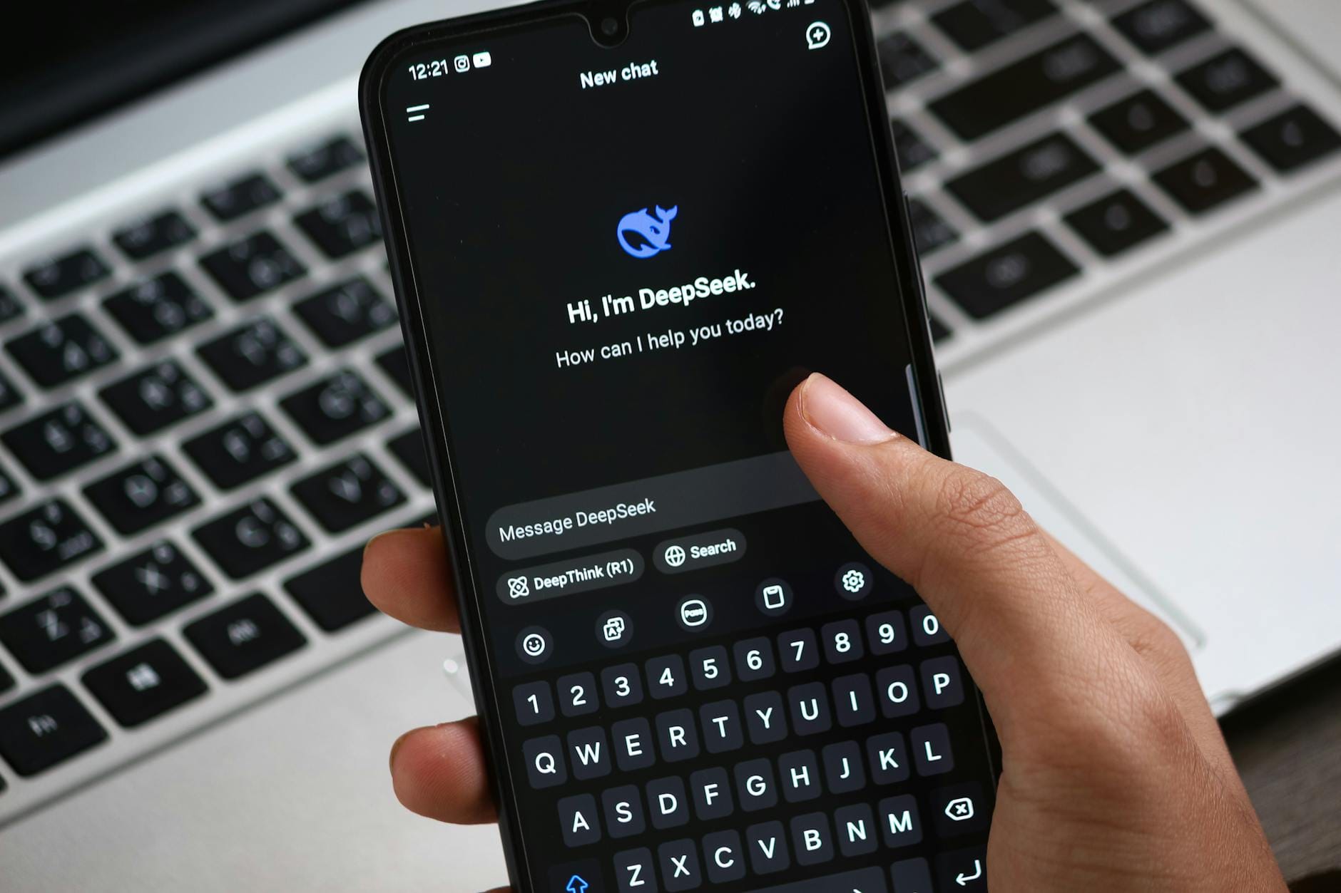 Osoba korzystająca z aplikacji AI DeepSeek na smartfonie