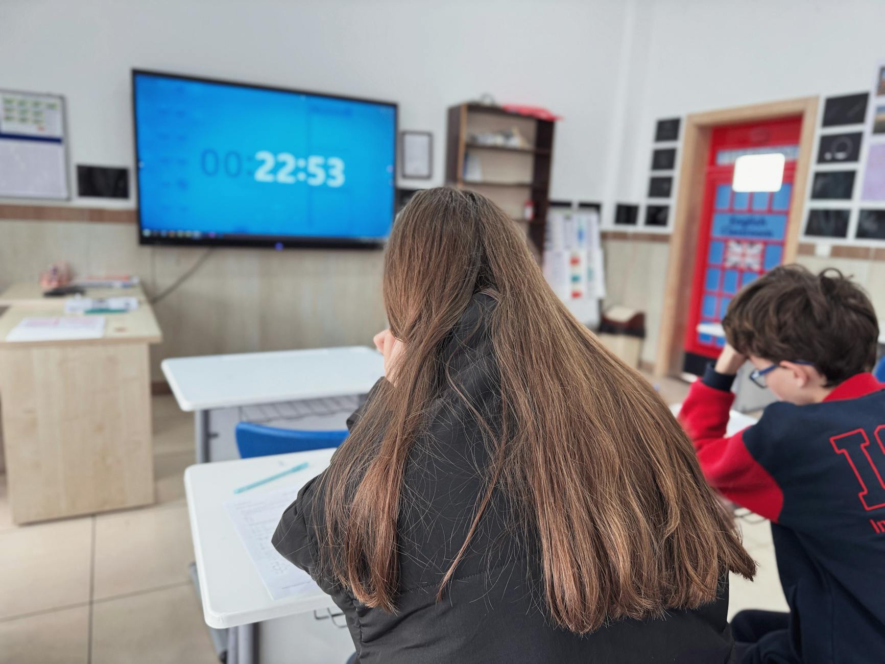 Uczniowie uczący się w nowoczesnej klasie z cyfrowym minutnikiem Pomodoro Uczniowie uczący się w nowoczesnej klasie z cyfrowym minutnikiem Pomodoro
