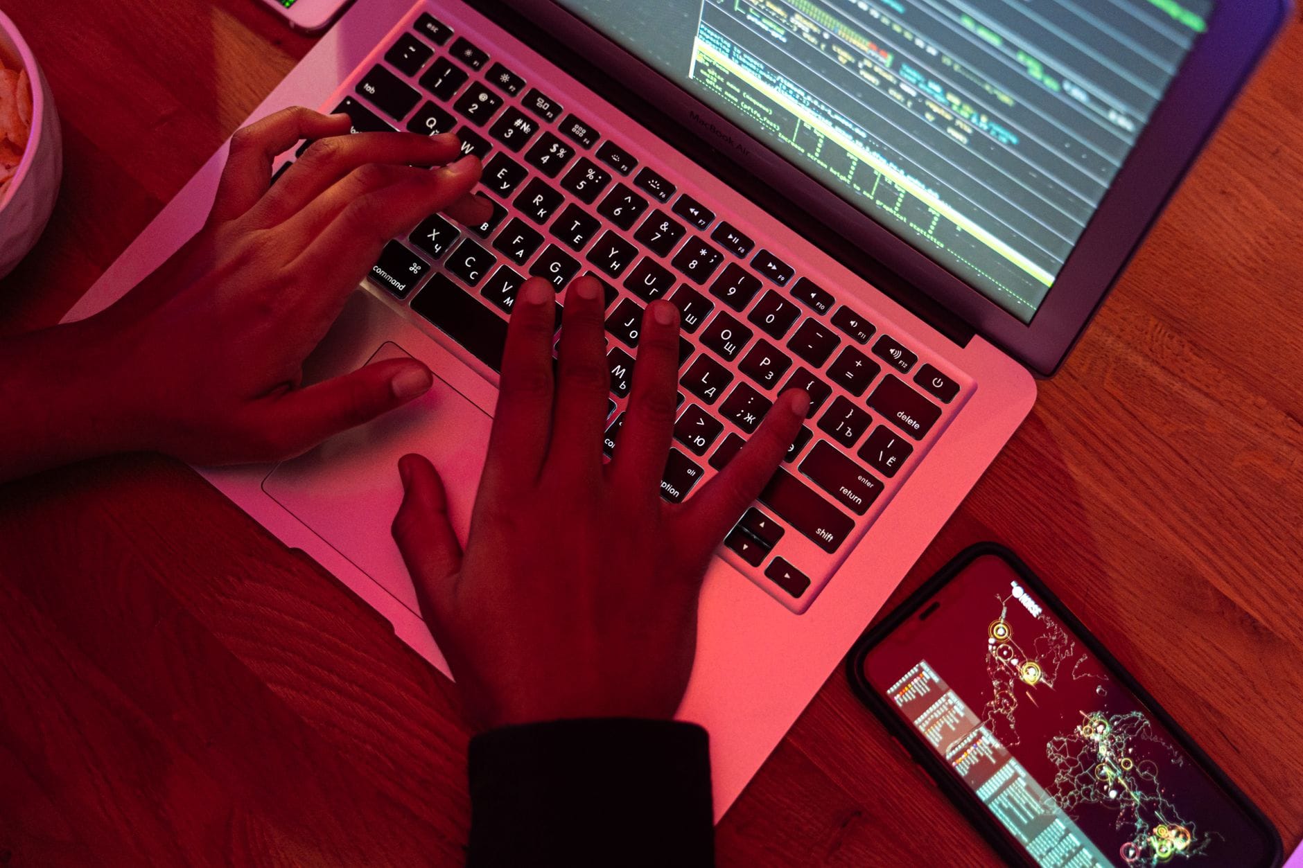 Programista piszący kod PHP na laptopie nocą przy biurku