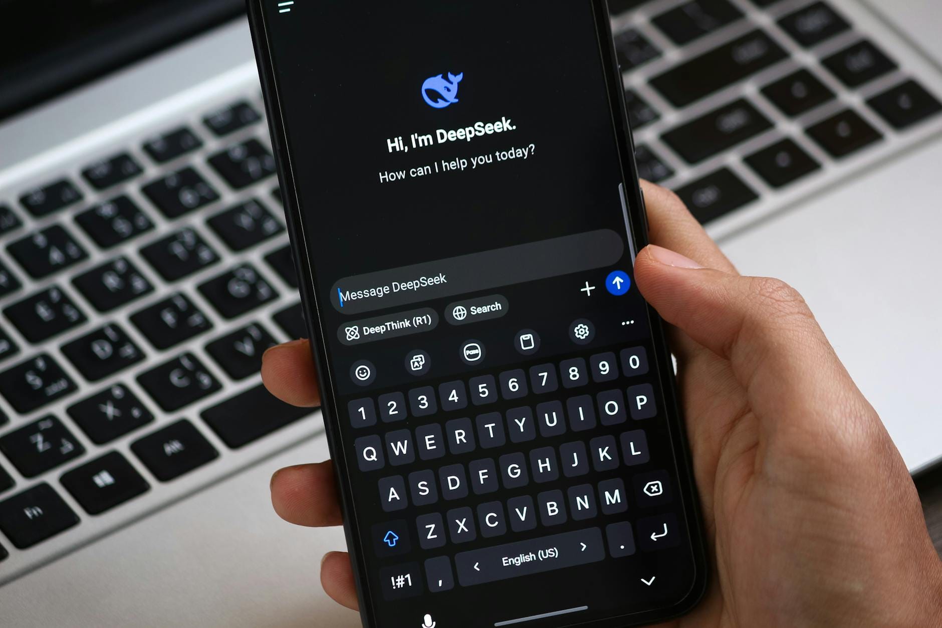 Smartfon z interfejsem czatu AI używany jako pomoc naukowa