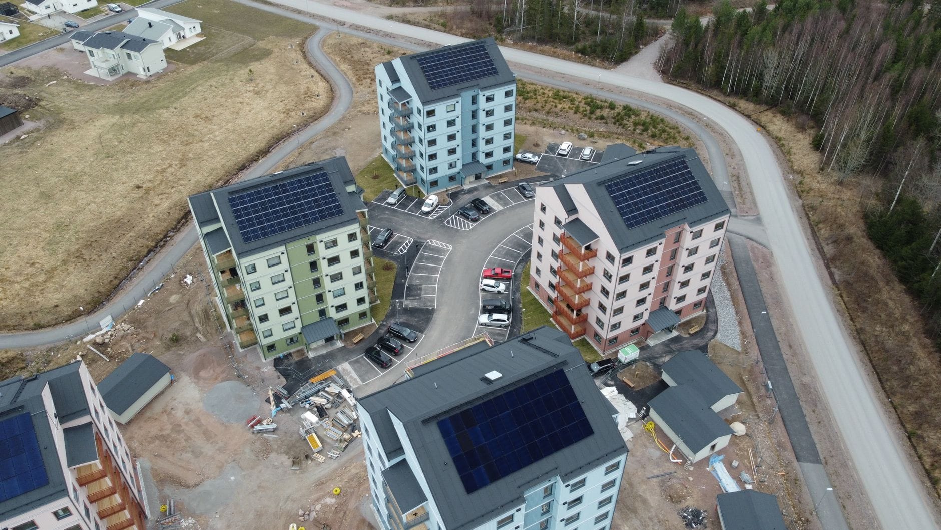 Osiedle energooszczędnych bloków z panelami słonecznymi z lotu ptaka